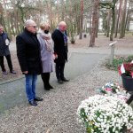 Przedstawiciele Powiatu Polickiego przed obeliskiem w Parku Solidarności w Policach