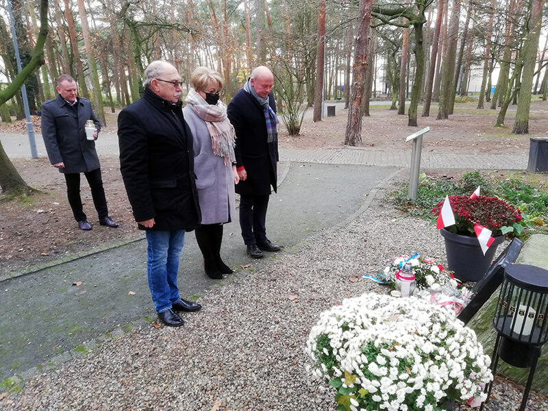 Przedstawiciele Powiatu Polickiego przed obeliskiem w Parku Solidarności w Policach