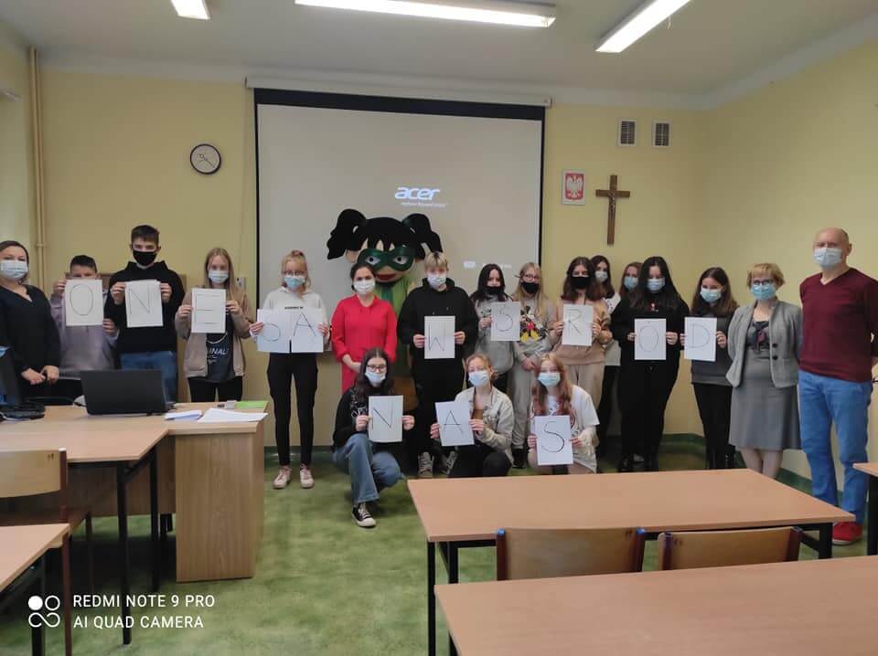 Uczestnicy spotkania w szkole podstawowej nr 8 w Policach