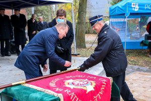 Starosta Policki Andrzej Bednarek wbija symboliczny gwóźdź do nowego sztandaru dla OSP Wołczkowo