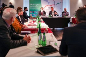 Uczestnicy spotkania dotyczącego Zachodniej Obwodnicy Szczecina siedzą przy stole