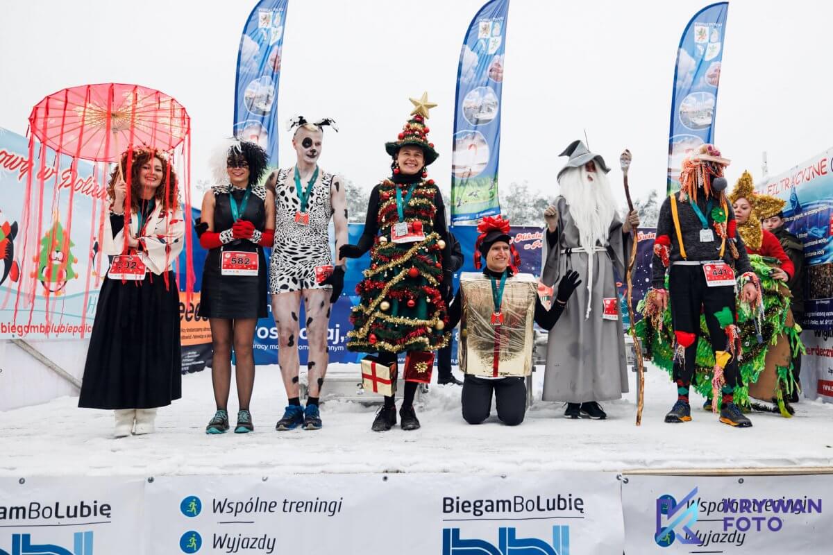 Zawodnicy IX Biegu Mikołajkowego w Policach