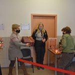 Przedstawiciele Powiatu Polickiego wręczają harcerzom upominki