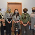 Od lewej Członek Zarządu Powiatu w Policach Beata Chmielewska, trójka harcerzy, Wicestarosta Joanna Napiwodzka