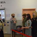 Przedstawiciele Powiatu Polickiego odbierają od harcerzy Betlejemskie Światło