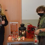 Harcerze stoją przy Betlejemskim Świetle