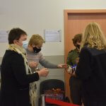 Przedstawiciele Powiatu Polickiego odbierają od harcerzy Betlejemskie Światło