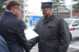 Prezes OSP Trzebież Grzegorz Miśkiw odbiera umowę od Wojewody Zachodniopomorskiego Zbigniewa Boguckiego