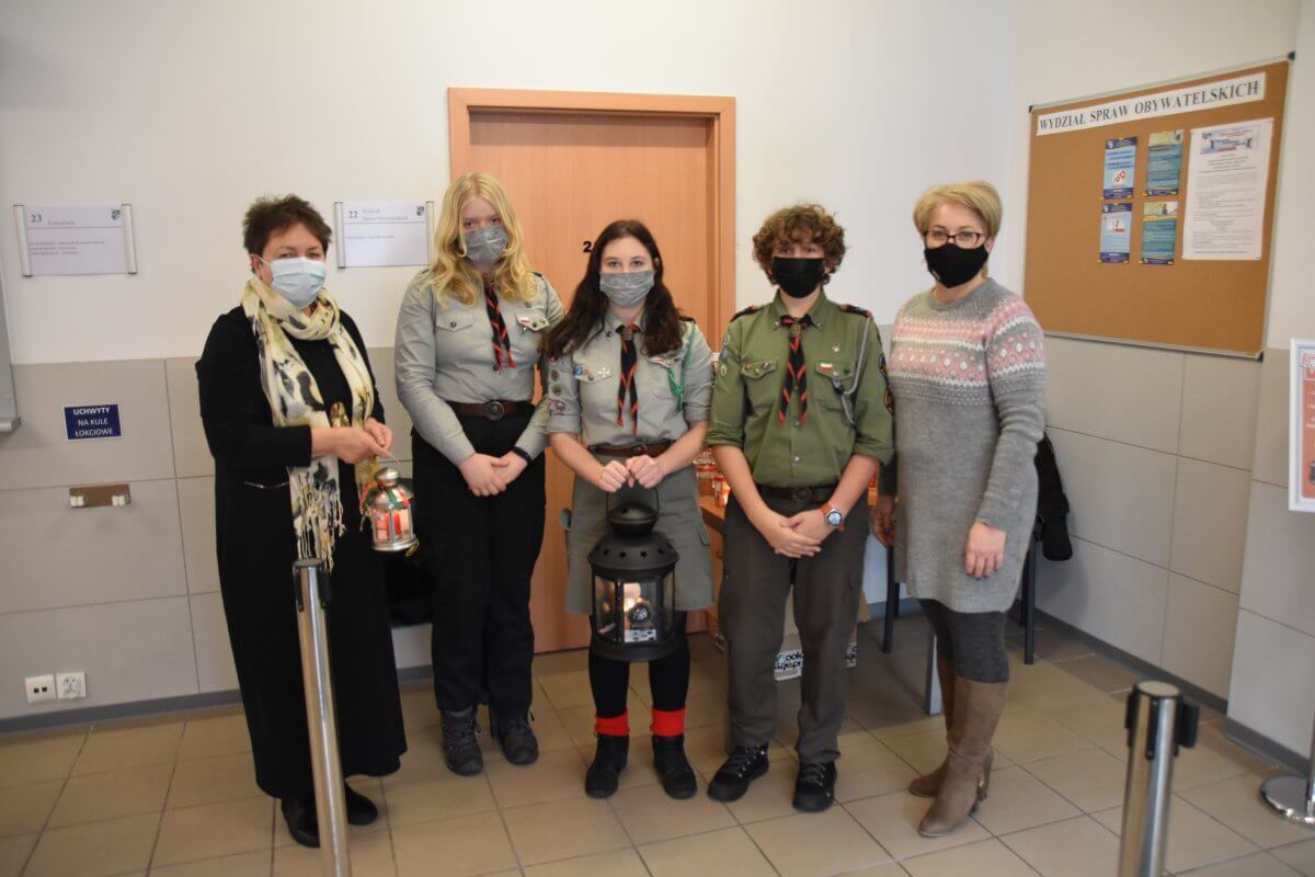 Od lewej Członek Zarządu Powiatu w Policach Beata Chmielewska, trójka harcerzy, Wicestarosta Joanna Napiwodzka
