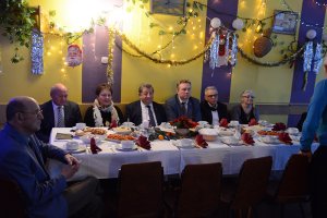 Przedstawiciele Powiatu Polickiego i Gminy Police przy wspólnym stole podczas spotkania wigilijnego