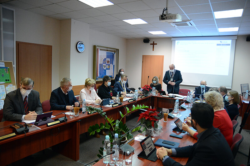 Radni Rady Powiatu w Policach podczas obrad sesji Rady Powiatu w Policach