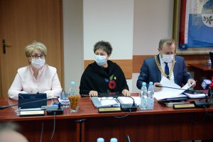 Zarząd Powiatu w Policach podczas obrad sesji Rady Powiatu w Policach