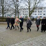 PrzedstawiPrzedstawiciele Powiatu Polickiego składają kwiaty i znicze pod figurą św. Jana Pawła II w Policachciele Powiatu Polickiego składają kwiaty i znicze pod pomnikiem "Ludziom Solidarności" w Policach