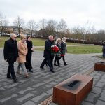 Przedstawiciele Powiatu Polickiego składają kwiaty i znicze pod pomnikiem "Ludziom Solidarności" w Policach