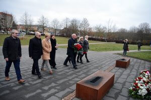 Przedstawiciele Powiatu Polickiego składają kwiaty i znicze pod pomnikiem "Ludziom Solidarności" w Policach