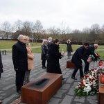 Przedstawiciele Powiatu Polickiego składają kwiaty i znicze pod pomnikiem "Ludziom Solidarności" w Policach