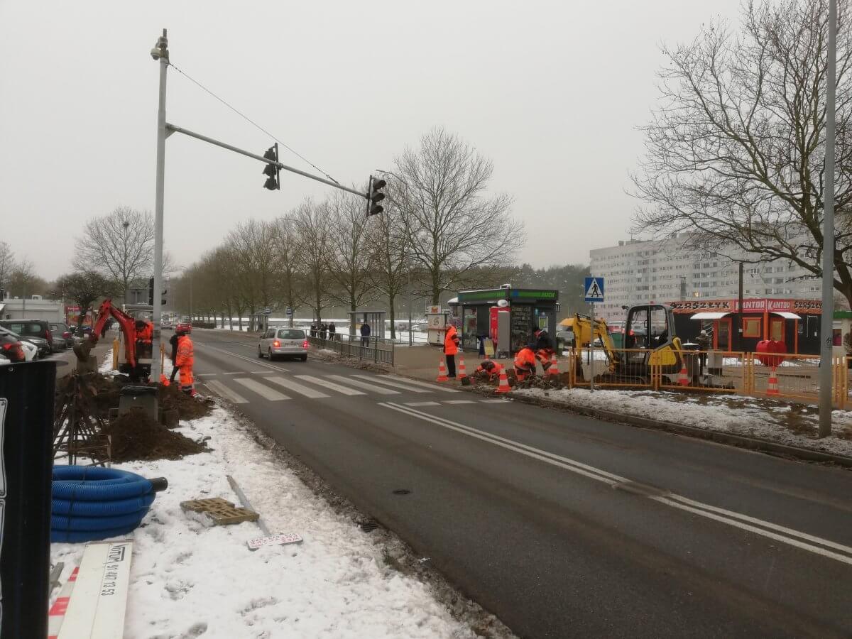 Drogowcy wymieniają sygnalizację świetlną na ul. Wyszyńskiego w Policach