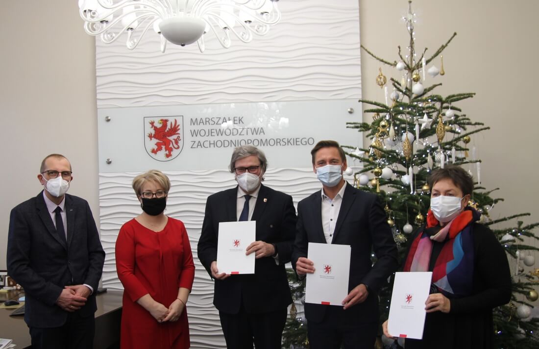 Przedstawiciele Powiatu Polickiego i Gminy Police wraz z Marszałkiem Województwa Zachodniopomorskiego po podpisaniu umowy na wspólnym zdjęciu