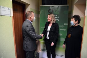 Zarząd Powiatu w Policach przekazuje upominek pracownikom w Powiatowym Urzędzie Pracy w Policach