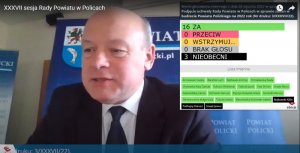 Przewodniczący Rady Powiatu w Policach Cezary Arciszewski podczas obrad sesji Rady Powiatu w Policach