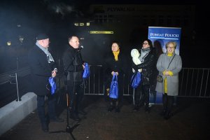 Zarząd Powiatu w Policach, Przewodniczący Rady Powiatu i Dyrektor Zespołu Szkół w Policach przed budynkiem pływalni