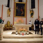 Starosta Policki Andrzej Bednarek i Burmistrz Polic Władysław Diakun stoją w kościele wraz z ks. kan. Waldemarem Szczurowskim