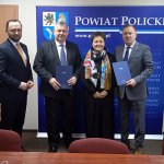 Na wspólnym zdjęciu Starosta Andrzej Bednarek, Członek Zarządu Beata Chmielewska, Dyrektor Powiatowego Urzędu Pracy w Policach Paweł Wieczorkowski i Burmistrz Nowego Warpna Jarosław Burba