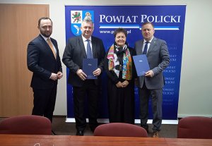 Na wspólnym zdjęciu Starosta Andrzej Bednarek, Członek Zarządu Beata Chmielewska, Dyrektor Powiatowego Urzędu Pracy w Policach Paweł Wieczorkowski i Burmistrz Nowego Warpna Jarosław Burba