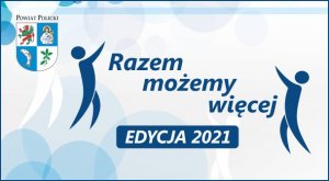 . Grafika konkursu Razem Możemy Więcej, napisana po środku w kolorze granatowym. Niebieskie tło w prawym rogu herb Powiatu Polickiego.