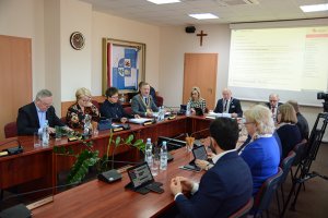 Radni Rady Powiatu w Policach podczas obrad sesji Rady Powiatu w Policach