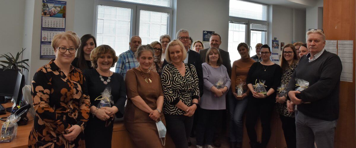 Geodeci Starostwa Powiatowego w Policach na wspólnym zdjęcu z Starostą Polickim Andrzejem Bednarkiem i Wicestarostą Polickim Joanną Napiwodzką