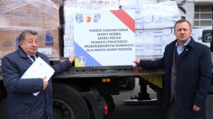 Starosta Policki Andrzej Bednarek i Burmistrz Polic Władysław Diakun z pamiątkową tablicą dotyczącą zbiórki darów do Nowego Rozdołu, a w tle tir z produktami