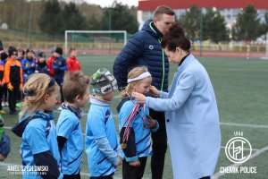 Wręczenie medali zawodnikom piłkarskim na boisku piłkarskim