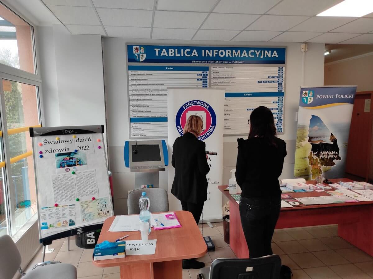 Stoisko informacyjno-edukacyjno-pomiarowe w holu Starostwa Powiatowego w Policach dotyczące