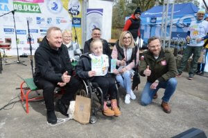 Przedstawiciele Powiatu Polickiego i Województwa Zachodniopomorskiego ze zwycięzcą Biegu Korczaka