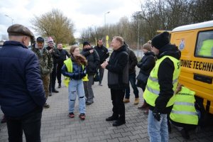 Starosta Policki Andrzej Bednarek z grupą osób podczas rajdu czyściocha