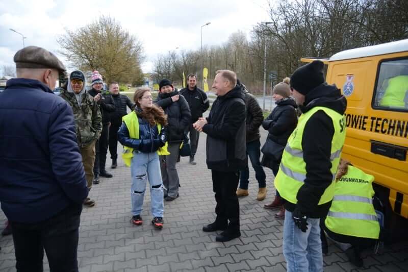 Starosta Policki Andrzej Bednarek z grupą osób podczas rajdu czyściocha