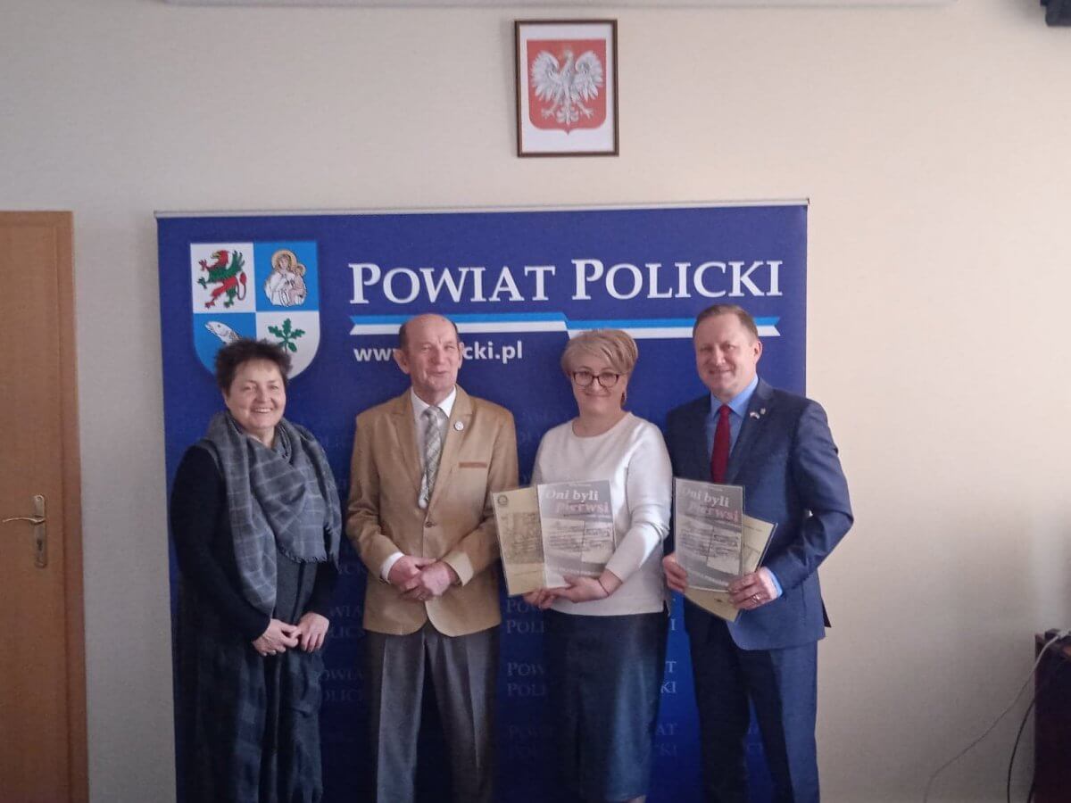Od lewej na tle baneru Powiatu Polickiego,Beata Chmielewska Członek Zarządu Powiatu w Policach, Stefan Marszałek ,Joanna Napiwodzka Wicestarosta Policki, Andrzej Bednarek Starosta Policki