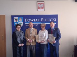 Od lewej na tle baneru Powiatu Polickiego,Beata Chmielewska Członek Zarządu Powiatu w Policach, Stefan Marszałek ,Joanna Napiwodzka Wicestarosta Policki, Andrzej Bednarek Starosta Policki