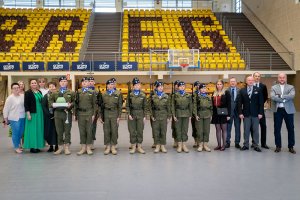 Uczniowie klasy wojskowej Zespołu Szkół w Policach z przedstawicielami Powiatu Polickiego i Dyrekcji Zespołu Szkół w Policach