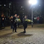 Przedstawiciele Powiatu Polickiego i Gminy Police składają kwiaty pod pomnikiem św. Jana Pawła II w Policach