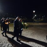 Przedstawiciele Powiatu Polickiego i Gminy Police składają kwiaty pod pomnikiem św. Jana Pawła II w Policach