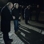 Przedstawiciele Powiatu Polickiego i Gminy Police składają kwiaty pod pomnikiem św. Jana Pawła II w Policach