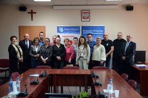 Zwycięzcy 3. edycji konkursu z przedstawicielami Powiatu Polickiego na wspólnym zdjęciu