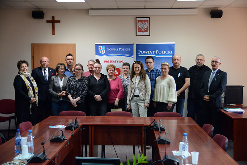 Zwycięzcy 3. edycji konkursu z przedstawicielami Powiatu Polickiego na wspólnym zdjęciu