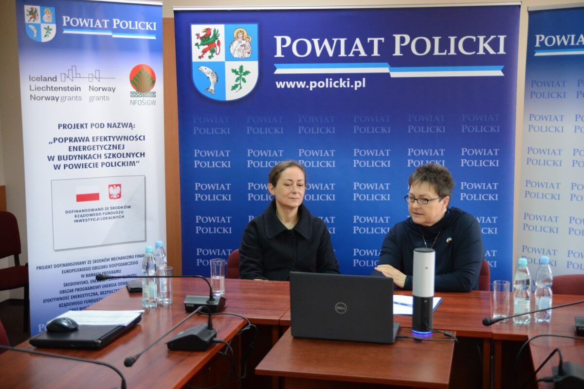 Członek Zarządu Powiatu w Policach Beata Chmielewska i prelegent konferencji Karolina Kurtz-Orecka w sali sesyjnej Starostwa Powiatowego w Policach podczas konferencji
