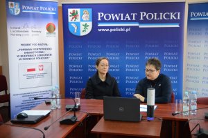 Członek Zarządu Powiatu w Policach Beata Chmielewska i prelegent konferencji Karolina Kurtz-Orecka w sali sesyjnej Starostwa Powiatowego w Policach podczas konferencji