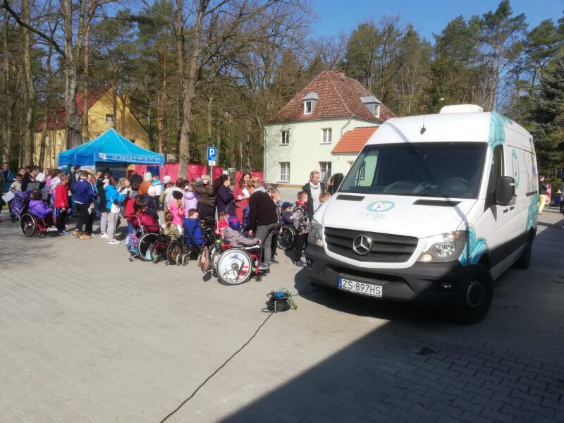 Dentobus w SOSW nr 1 w Policach i kolejka uczniów do pojazdu
