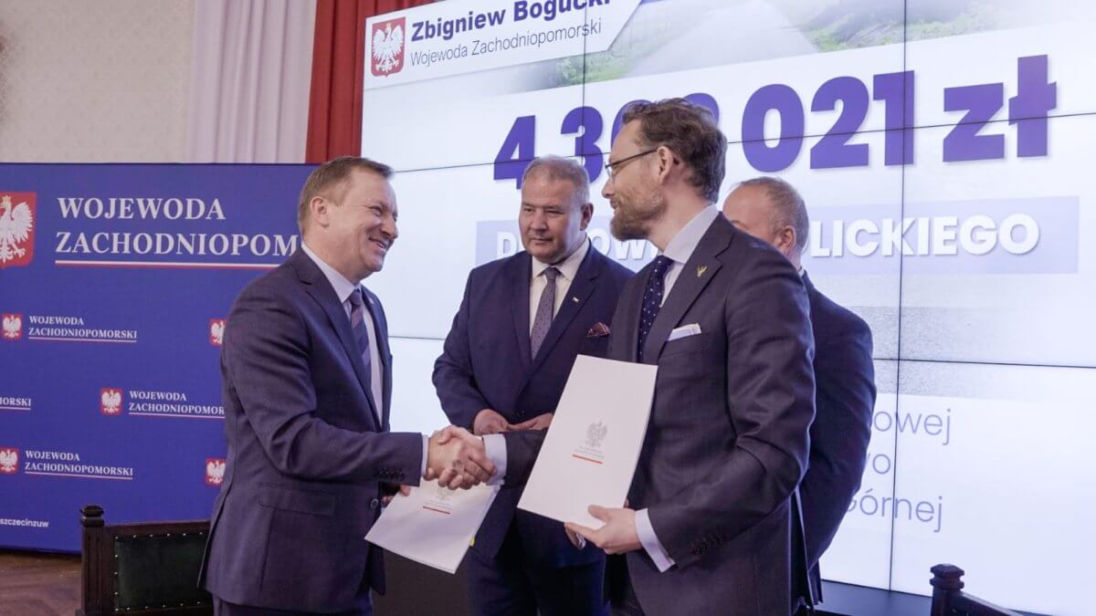 Starosta Policki Andrzej Bednarek wraz z Wojewodą Zachodniopomorskim Zbigniewem Boguckim podczas przekazania umów o dofinansowanie, w tle posłowie na Sejm RP Leszek Dobrzyński i Artur Szałabawka