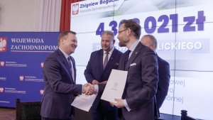 Starosta Policki Andrzej Bednarek wraz z Wojewodą Zachodniopomorskim Zbigniewem Boguckim podczas przekazania umów o dofinansowanie, w tle posłowie na Sejm RP Leszek Dobrzyński i Artur Szałabawka